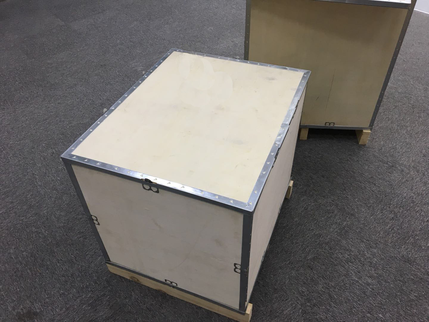 钢边箱的生产制作需要哪些设备？